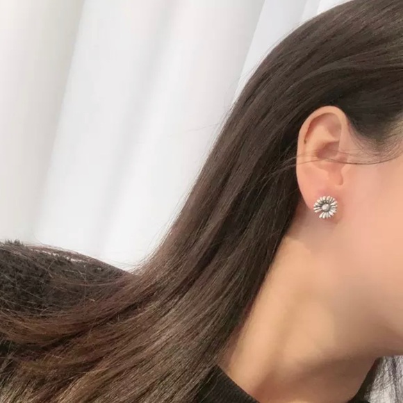 925 Sterling Silver Daisy Studs - Picture 1 of 5